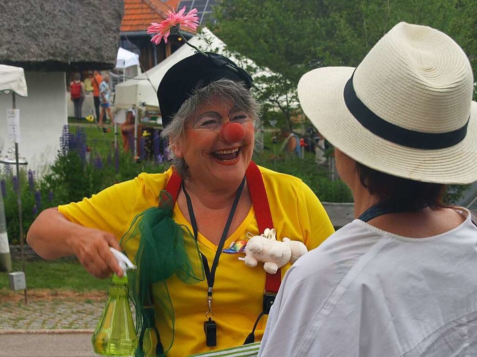 Clownin Bola unterhält die Besucher.  | Foto: Karin Stöckl-Steinebrunner