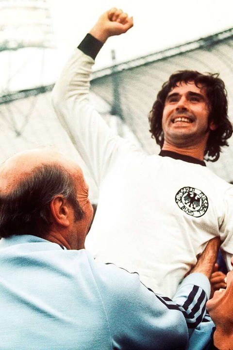 Torjäger Gerd Müller und der damalige ... Helmut Schön nach dem WM-Triumph 1974  | Foto: Karl Schnörrer (dpa)
