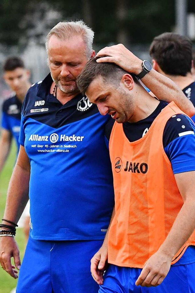 Untrstlich: FSV-Trainer Oliver Dewes (links) und Matthias Schwei  | Foto: Wolfgang Knstle