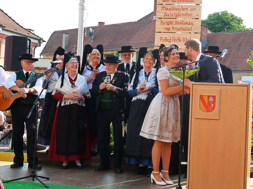 Brgermeister Benedikt Eckerle und   Weinprinzessin Vera Klingenmeier erffnen die 45. Ihringer Weintage.