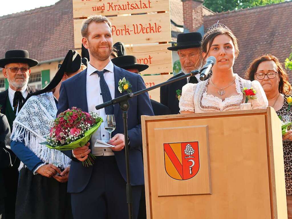 Brgermeister Benedikt Eckerle und   Weinprinzessin Vera Klingenmeier erffnen die 45. Ihringer Weintage.