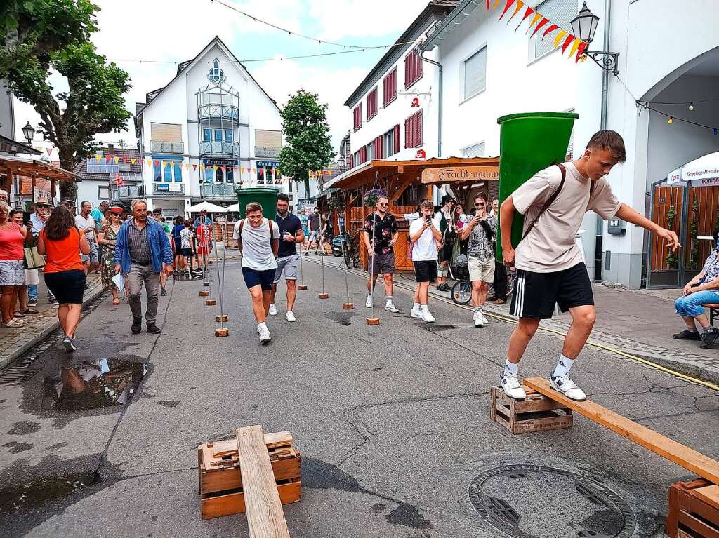 Mit viel Geschick eine wassergefllte Btt ber Hindernisse ins Ziel zu bringen, das war die Aufgabe der Teilnehmer an der Winzerolympiade am Samstagnachmittag