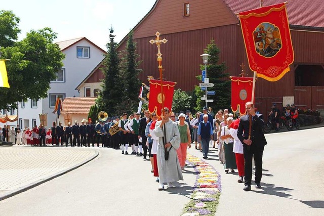 Die Prozession mit dem Allerheiligsten...reichen Glubigen durch das Unterdorf.  | Foto: Christa Maier