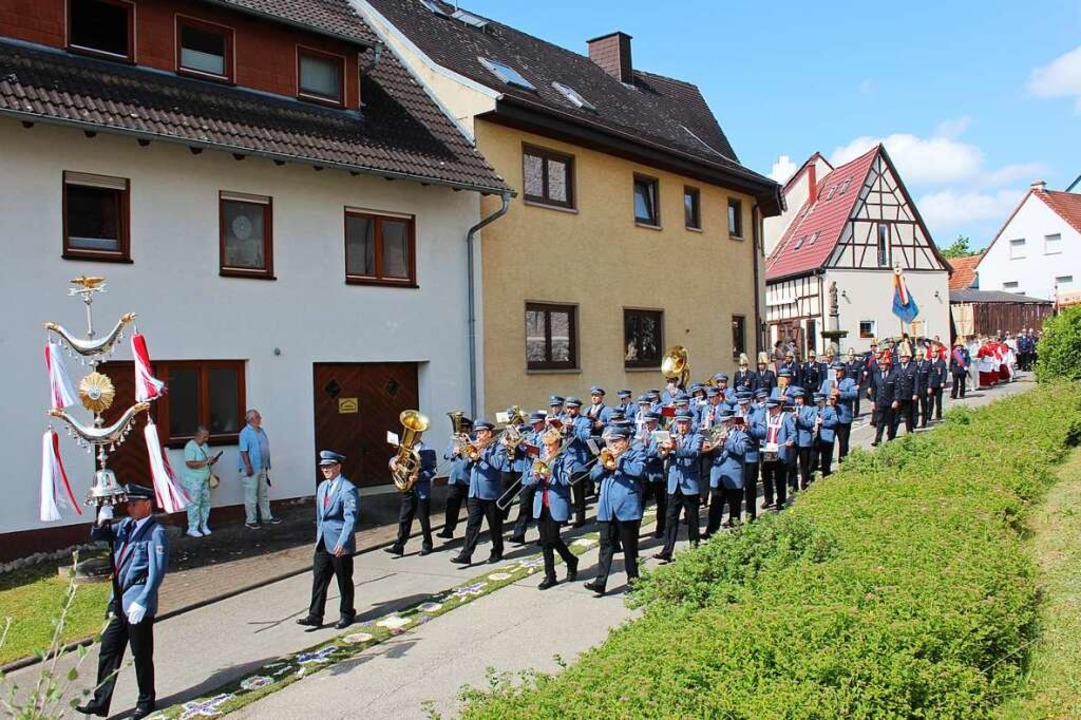 Die Prozession mit dem Allerheiligsten...reichen Gläubigen durch das Unterdorf.  | Foto: Christa Maier