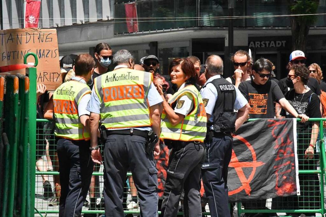 Das Anti-Konflikt-Team der Polizei im Gespräch mit Gegendemonstranten.  | Foto: Kathrin Ganter