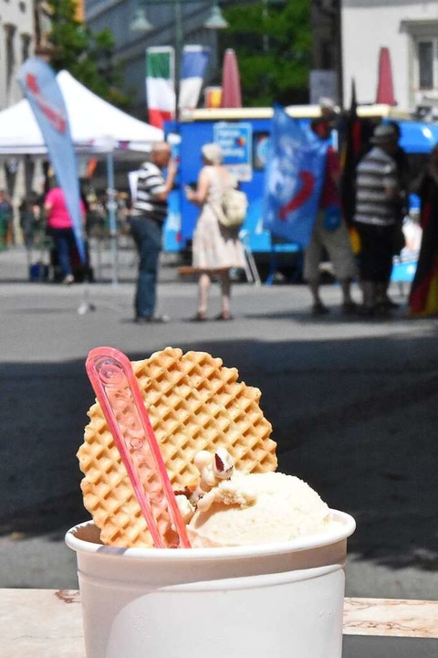 Wer nur ein Eis essen wollte, wurde von den Polizisten auf den Platz gelassen  | Foto: Kathrin Ganter