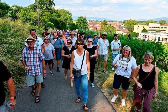 Viele Besucher testen Weine beim Rebbltenfest in Rheinfelden-Herten