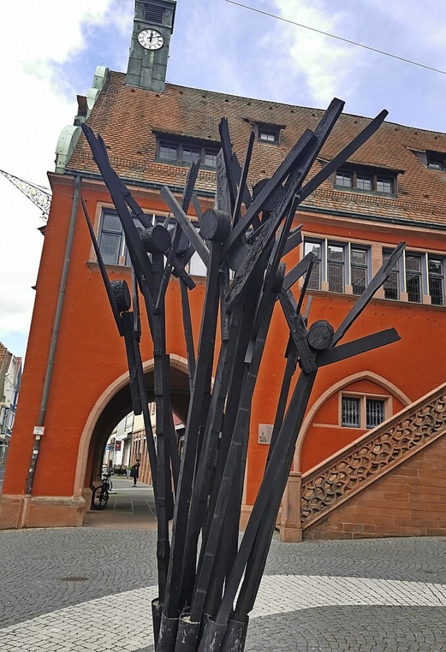 Auf dem Urteilsplatz steht ein Werk mit dem Titel &#8222;Hilfe&#8220;.  | Foto: Stadt Lahr