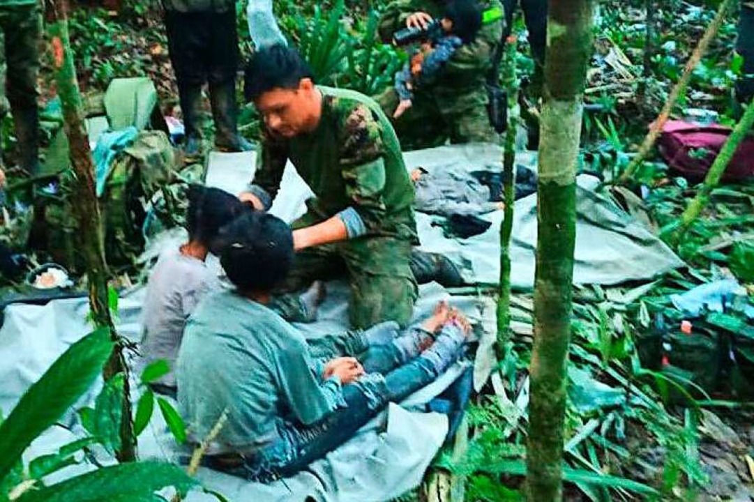 Soldaten und indigene Männer kümmern sich um die vier Geschwister.  | Foto: -- (dpa)