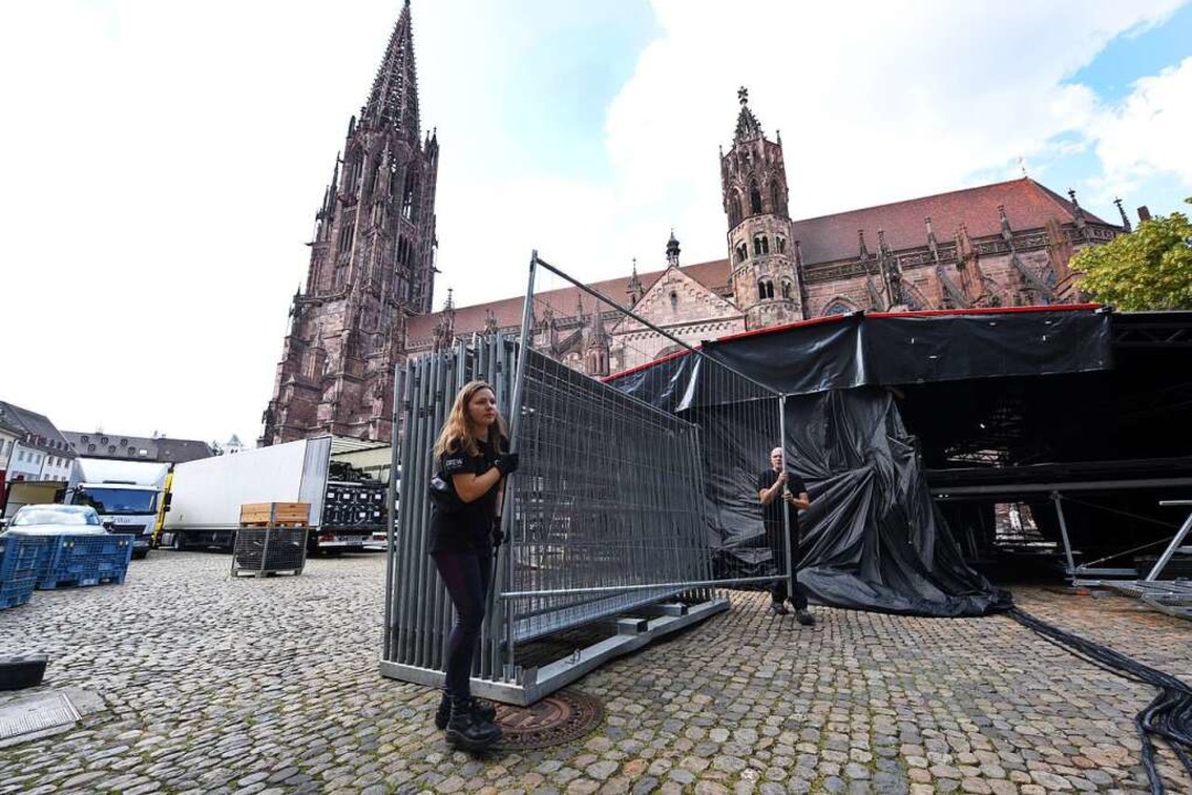 Am Freiburger Münster wird eifrig gear...ür die Münsterplatzkonzerte aufgebaut.  | Foto: Rita Eggstein