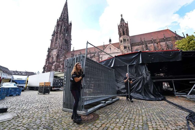 Am Freiburger Mnster wird eifrig gear...r die Mnsterplatzkonzerte aufgebaut.  | Foto: Rita Eggstein