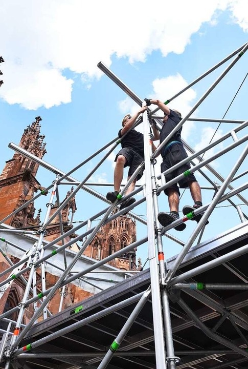Neben dem Münster wächst der Technikturm fürs Festival.  | Foto: Rita Eggstein