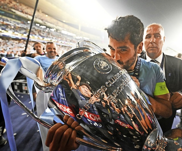 Der deutsche Nationalspieler und Manch...n Ilkay Gndogan ksst den Henkelpott.  | Foto: Robert Michael (dpa)