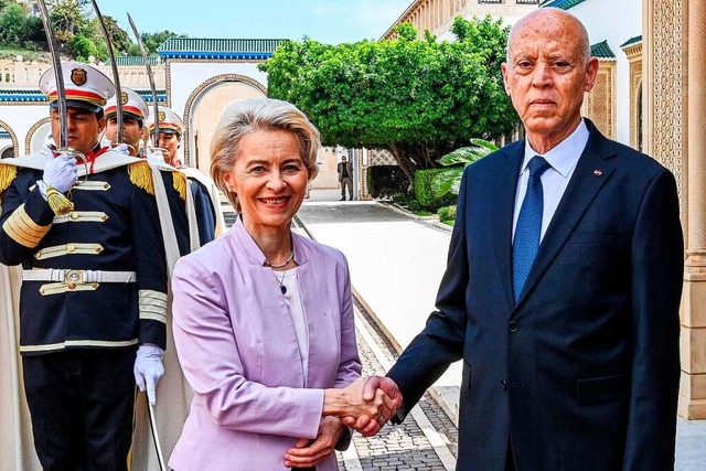 EU-Kommissionsprsidentin Ursula von d...en mit Tunesiens Staatschef Kais Saied  | Foto: AFP