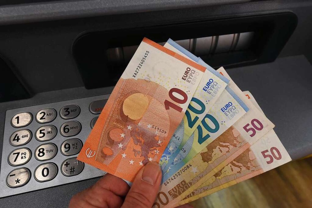 Nicht überall kommen die Banken ihrem ...bt es immer öfter keine Geldautomaten.  | Foto: Holger Hollemann (dpa)