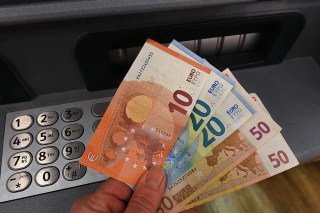 Nicht berall kommen die Banken ihrem ...bt es immer fter keine Geldautomaten.  | Foto: Holger Hollemann (dpa)