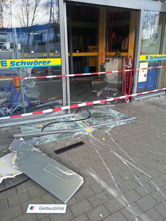 berflle auf Geldautomaten nehmen zu....ines Endinger Edeka-Marktes demoliert.  | Foto: Martin Wendel