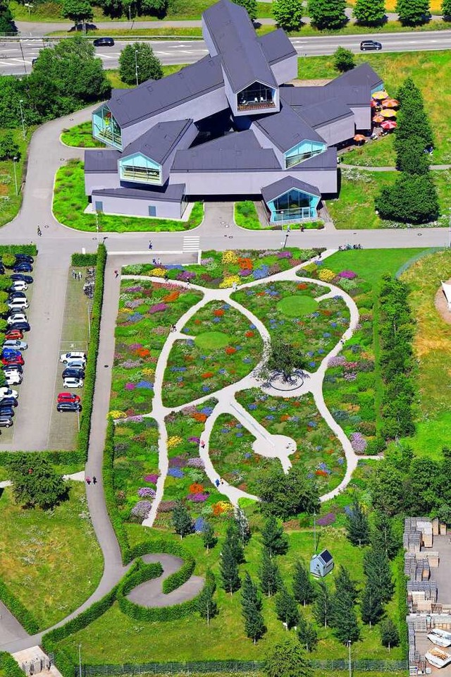 Eine in jeder Hinsicht anregende Umgeb...ur-Studenten auf dem Vitra-Campus vor.  | Foto: Erich Meyer