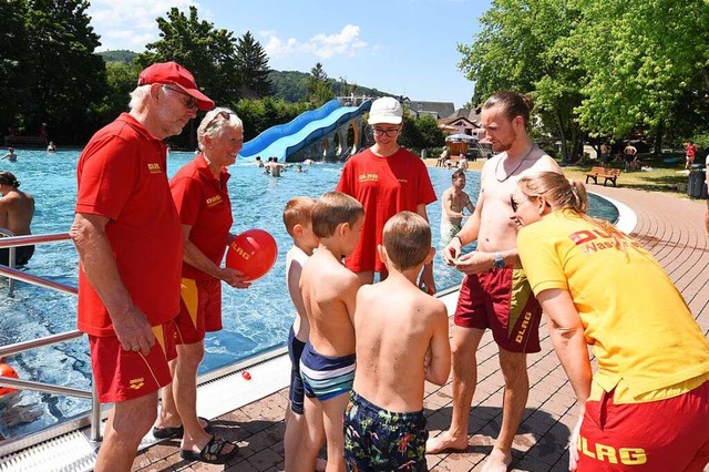 Im Mittelpunkt: Kinder und die Sicherheit beim Schwimmen.  | Foto: Rita Eggstein