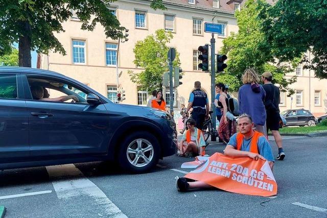 Aktivisten der Letzten Generation blockieren mehrere Straßen in Freiburg