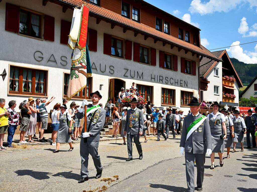 40 Gruppen, mehr als 800 Trachtentrgerinnen und Trachtentrger und einige Pferde kamen am Wochenende nach Simonswald zum Kreistrachtenfest.