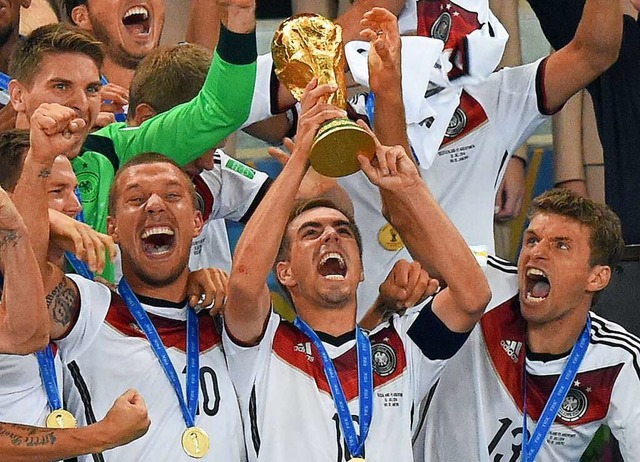 Die Deutsche Fuballnationalmannschaft beim WM-Sieg 2014 in Brasilien  | Foto: Marcus Brandt (dpa)