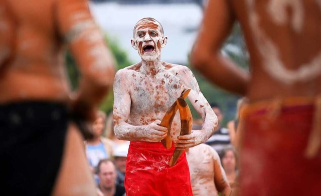 Ein Mitglied der indigenen Bevlkerung...er traditionellen Rauchzeremonie teil.  | Foto: Rick Rycroft (dpa)