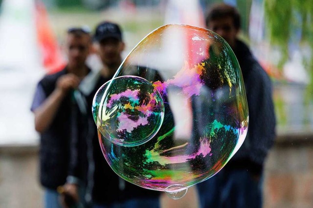 Eine Seifenblase ist ein Mix aus Wasser und Seife.  | Foto: Friso Gentsch (dpa)