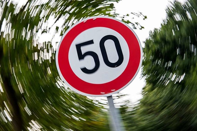 Unbekannte haben unter anderem Verkehrsschilder aus dem Boden gerissen.  | Foto: Sebastian Gollnow