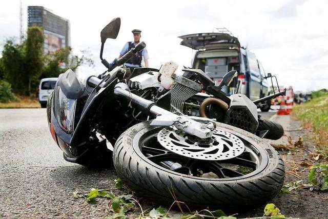 Motorradfahrer schwebt nach schwerem Unfall bei Hasel in Lebensgefahr