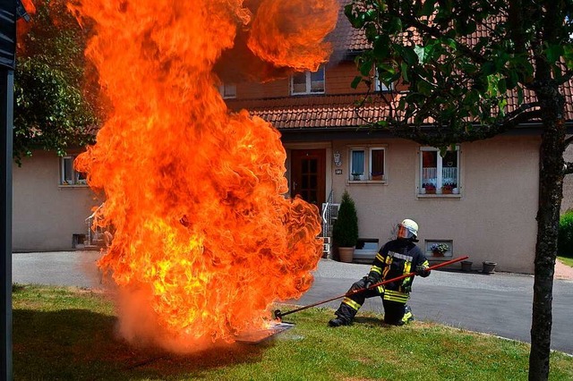 Eine Riesenflamme entsteht, wenn man e...e Marius Braun eindrucksvoll vorfhrt.  | Foto: Liane Schilling