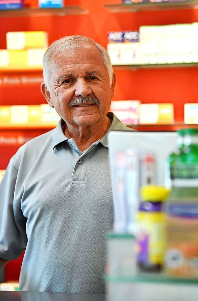 Werner Brenner in seiner Apotheke in Friesenheim  | Foto: Wolfgang Knstle