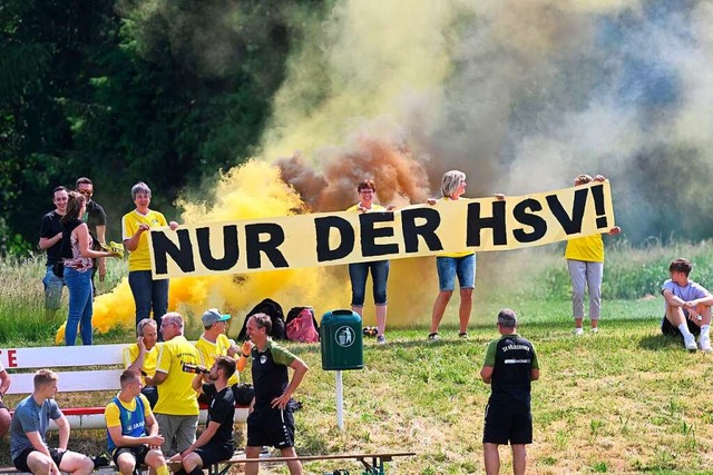 Der Zusammenhalt beim Bezirksligisten ... spter in einer riesigen Rauchwolke.   | Foto: Wolfgang Scheu