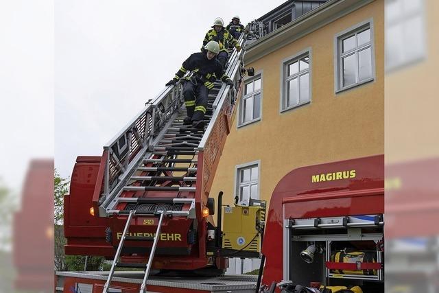 Gut 20 neue Feuerwehrleute drfen in den Einsatz