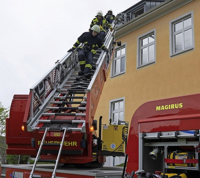 bungssache: Abstieg ber die Drehleiter im Ernstfall   | Foto: Volker Mnch