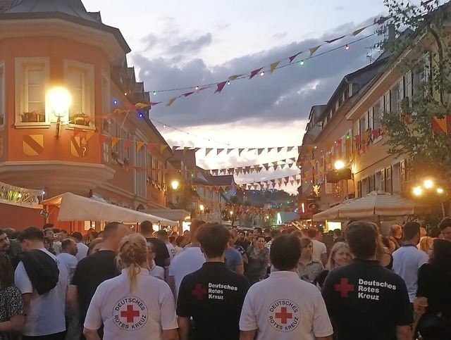 Die Mitglieder des  Deutschen Roten Kr...send Besucher beim Weinfest im Blick.   | Foto: Matthias Reinbold