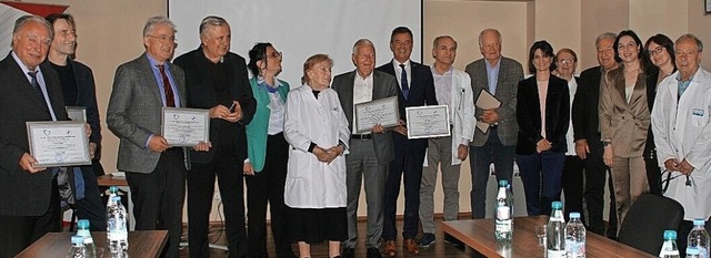 Freude ber  Auszeichnungen (von links...torin des Chapidze-Herzzentrums Tiflis  | Foto: Benedikt Kreutz Verein