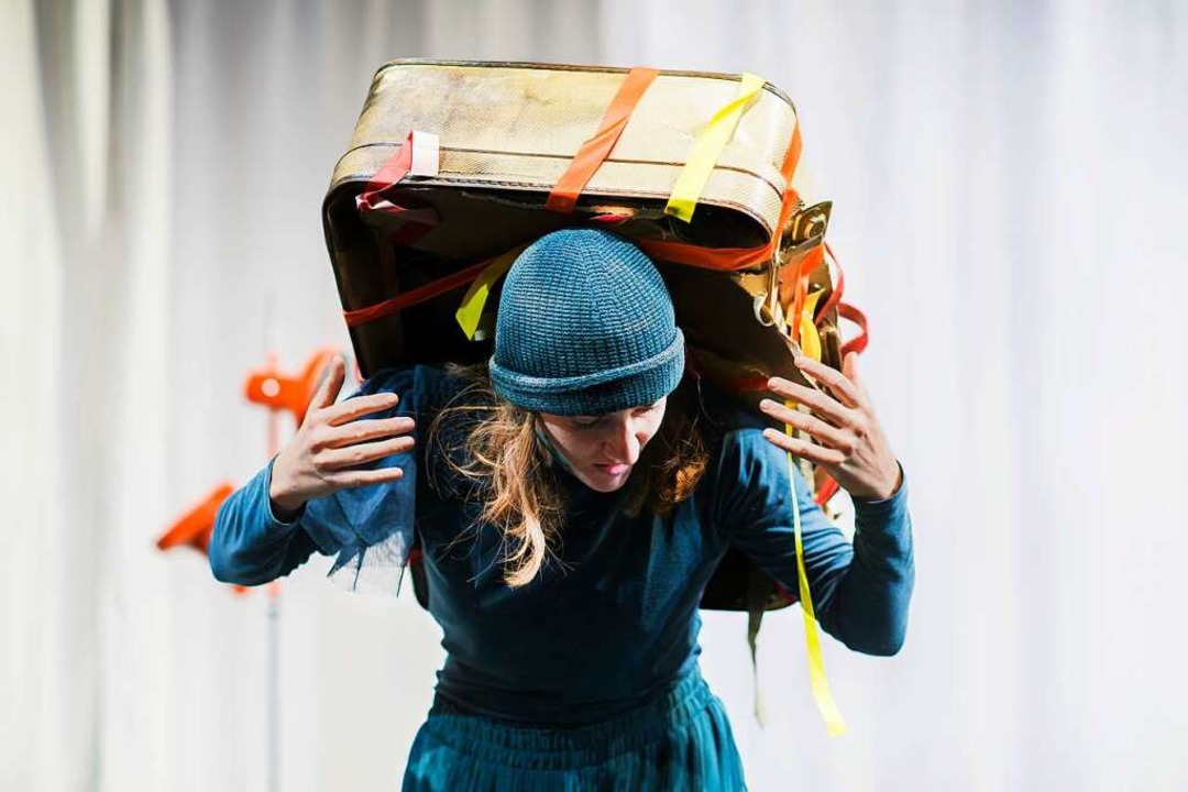Die abgekämpfte Fremde (Julia-Sofia Schulze) und das Rätsel ihres Koffers  | Foto: Minz&Kunst