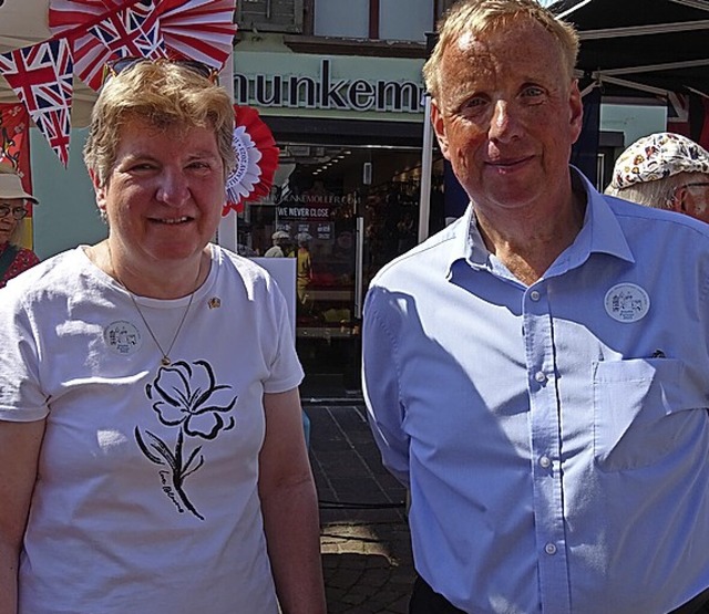 Auch  Jackie und Ashley Price aus Lewes feierten die Partnerschaft.  | Foto:  Susanne Schleinzer-Bilal