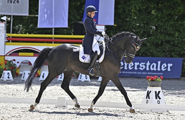 Elegant reitet Miriam Anhalt auf Best ...m Prix St. Georges durch das Viereck.   | Foto: Achim Keller