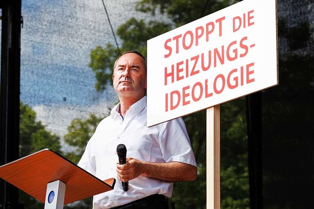 Der Freie-Whler-Chef Hubert Aiwanger ...Demo gegen die Berliner Heizungsplne.  | Foto: Matthias Balk (dpa)