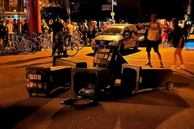 Sieht so der Kampf um soziokulturelle ...ederleplatz  in der Nacht auf Samstag.  | Foto: privat