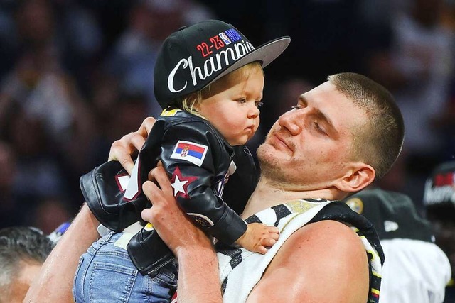 Nikola Jokic feiert mit seiner Tochter Ognjena  | Foto: MATTHEW STOCKMAN (AFP)