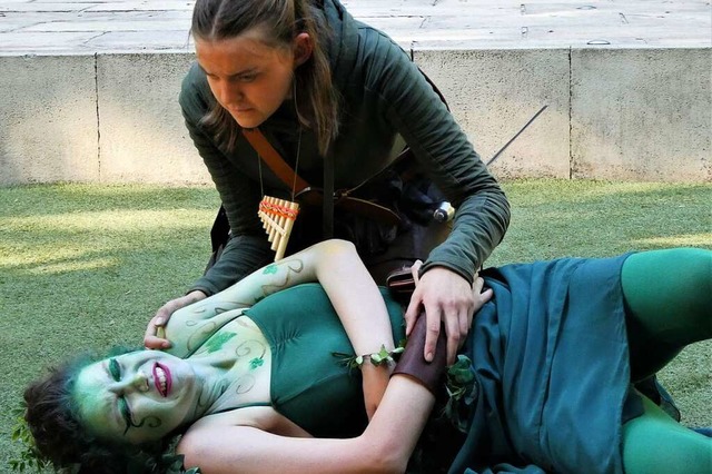Peter Pan (Emma Kottmeier) und die Elf...nn sie retten. Klar, das funktioniert!  | Foto: Sylvia-Karina Jahn