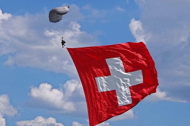 Die Fallschirmspringer des Schweizer Militrs  zeigten ihr Knnen.  | Foto: Karen Christeleit