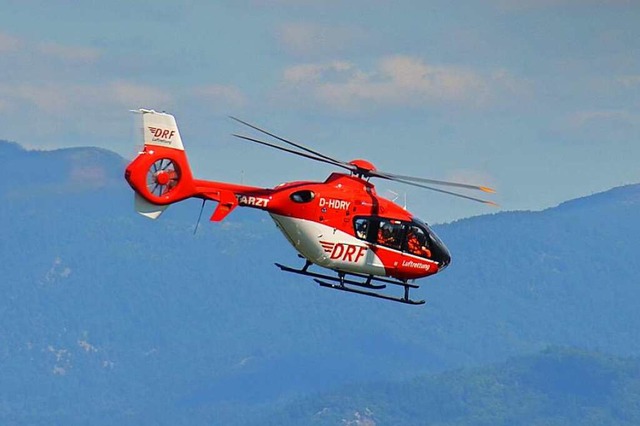 Der schwerverletzte Fahrer wurde mit d...shubschrauber in eine Klinik gebracht.  | Foto: Ralf Burgmaier