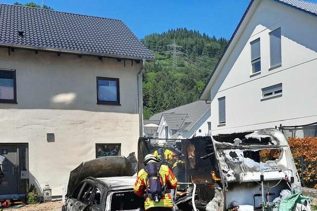 Brand in Buchenbach: Auto und Wohnwagen brennen aus