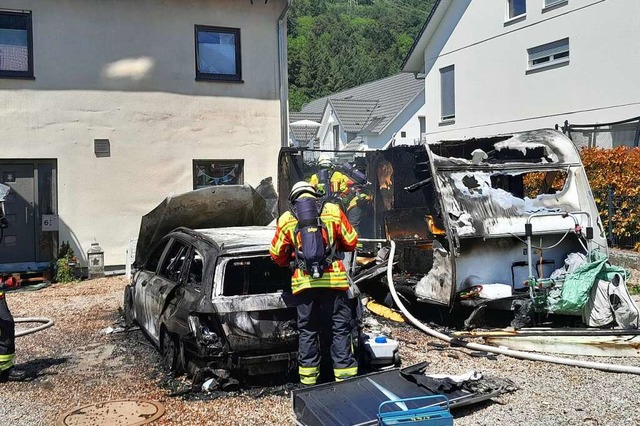 Das Feuer ist vom Auto auf den Wohnwagen bergesprungen.  | Foto: Florian Dll