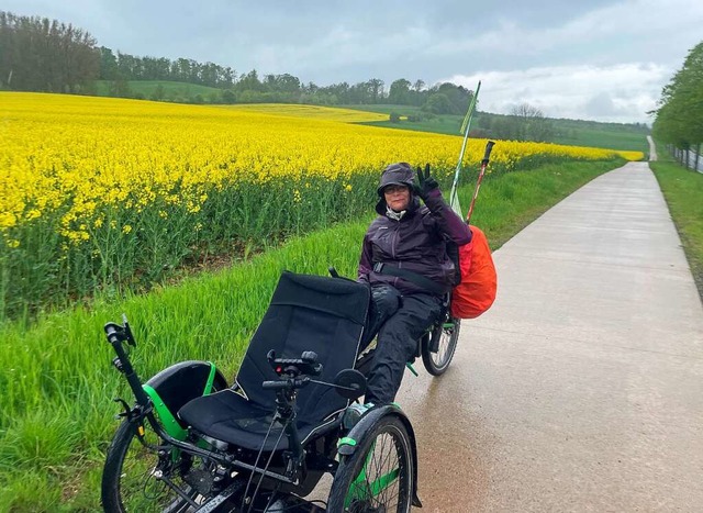 Einer der wenigen Regentage der Radtou...uchtend gelbe Rapsfelder aufgeheitert.  | Foto: Barbara Puppe