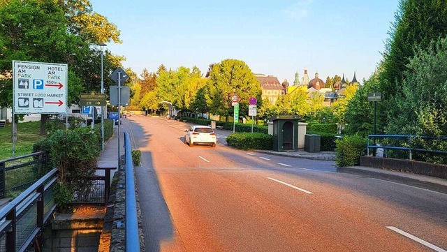 Blick von der Brcke auf den Rheinweg....st der VIP-Parkplatz des Europa-Parks.  | Foto: Karl-Stephan Kovacs